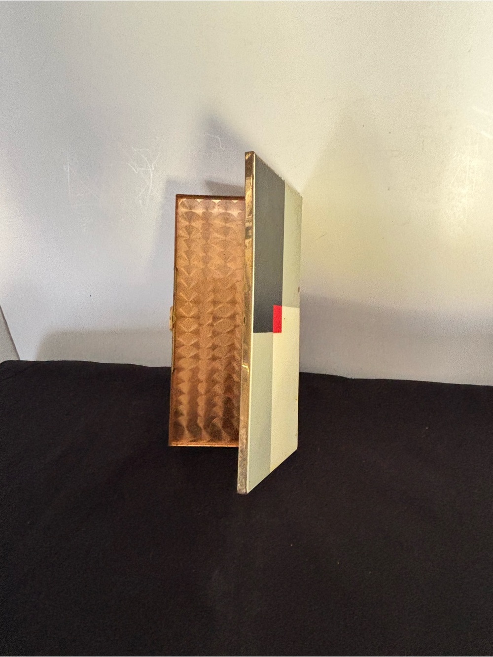 Art Deco style cigarette cases The geometric, minimalist designfrom the 1920s